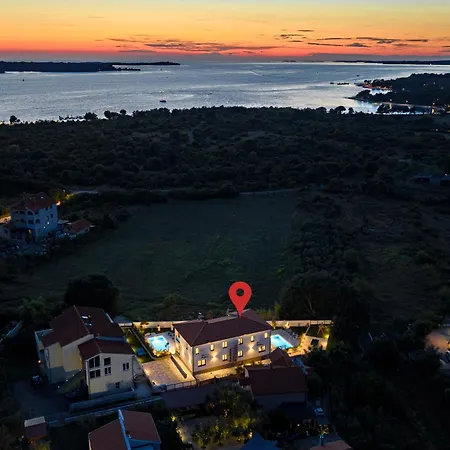 Villa Antares - Mit Pool Pula